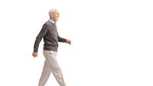 La camminata degli anziani specchio salute del loro cervello (ANSA)