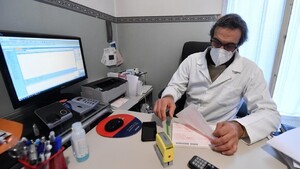 Un medico di base al telefono nel suo studio a Roma (ANSA)