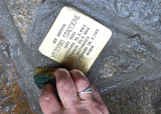 Giorno della memoria: posa pietre d'inciampo a Torino (ANSA)