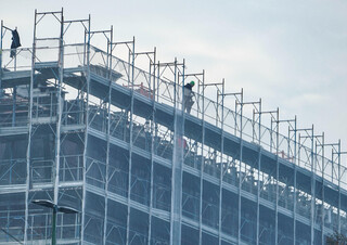 Impalcature montate sulle facciate di palazzi in ristrutturazione (ANSA)