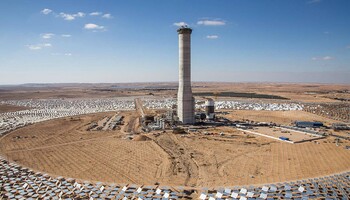Centrale solare a concentrazione di Ashalim in Israele (ANSA)