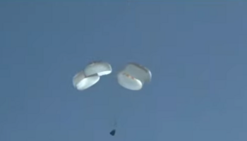 La capsula Drew Dragon Freedom poco prima dell'ammaraggio (fonte: NASA TV) (ANSA)