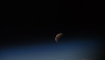 La Luna durante l'eclissi, vista dalla Stazione Spaziale (fonte: ESA-S.Cristoforetti) (ANSA)