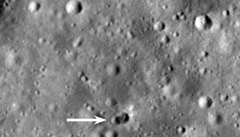 Il doppio cratere da impatto scoperto sulla faccia nascosta della Luna (fonte: NASA/Goddard/Arizona State University) (ANSA)