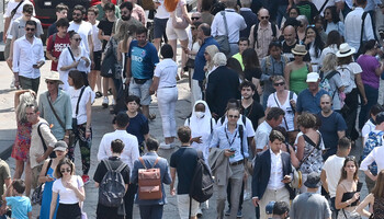 Folla in piazza Duomo, Milano (ANSA)