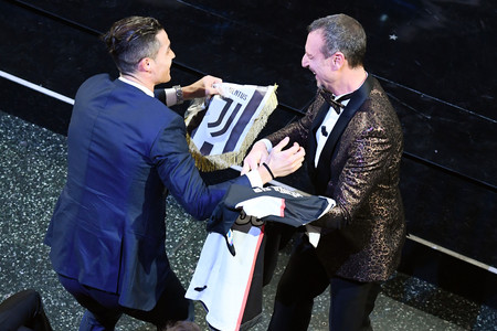 Sanremo: CR7 regala la sua maglia della Juve ad Amadeus
