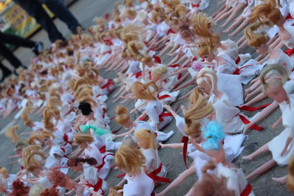 800 bambole nude da rivestire contro la violenza sulle donne © ANSA