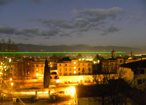 Il raggio laser che attraversa Pistoia © ANSA