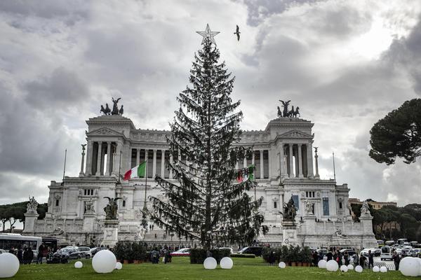 Natale: Roma, albero piazza Venezia dopo la pioggia © ANSA