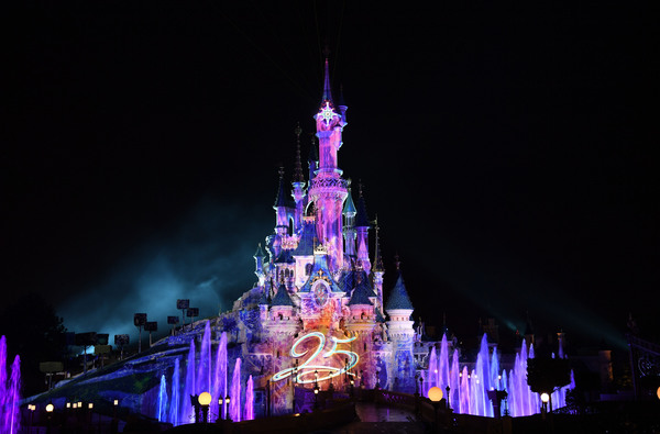 Disneyland Paris 25 Anni Tra Spettacoli Di Luce E Magia Nel Mondo Ansa It