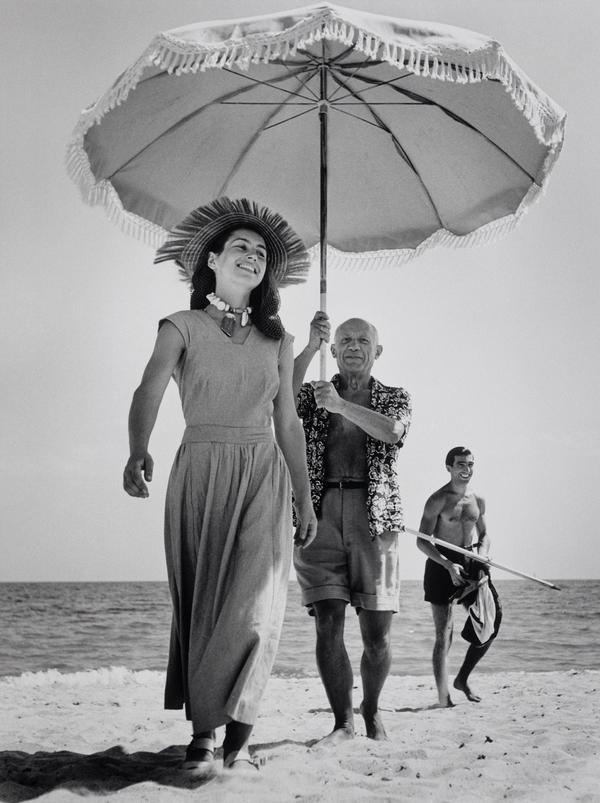 Pablo Picasso and Franoise Gilot, Golfe-Juan, France, August 1948. Robert Capa. TREOCI.ORG/ ROBERT CAPA/ INTERNATIONAL CENTER OF PHOTOGRAPHY/ MAGNUM PHOTOS © ANSA