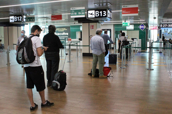 Traffico di passeggeri in partenza e in arrivo all'aeroporto di Fiumicino, Roma, 8 giugno 2020 © ANSA