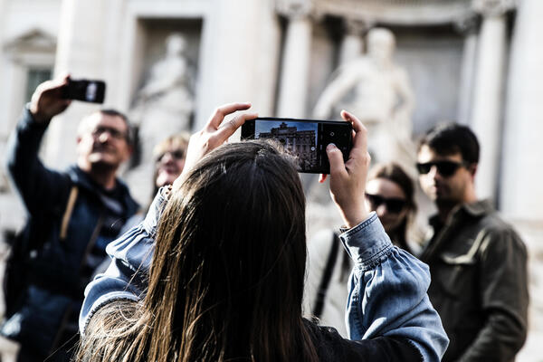 Tourists at the Trevi Fountain in the center of Rome © ANSA