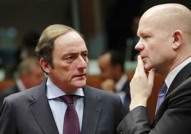 I ministri degli Esteri portoghese, Paulo Portas (a sinistra), e britannico, William Hague. © ANSA 