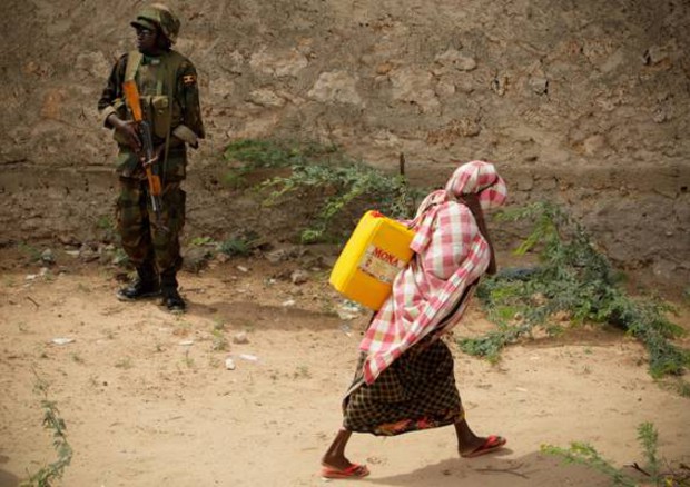 In Africa acqua sulle spalle di 17 milioni di donne e bimbe © EPA