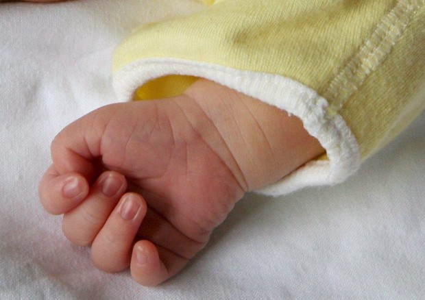La manina di un neonato © Ansa
