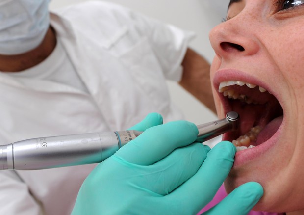Igiene dentale più frequente se ho l'apparecchio ortodontico © ANSA