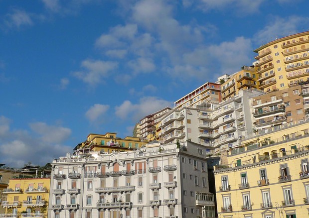 Nella immagine di archivio, uno scorcio dei palazzi a Napoli © ANSA 