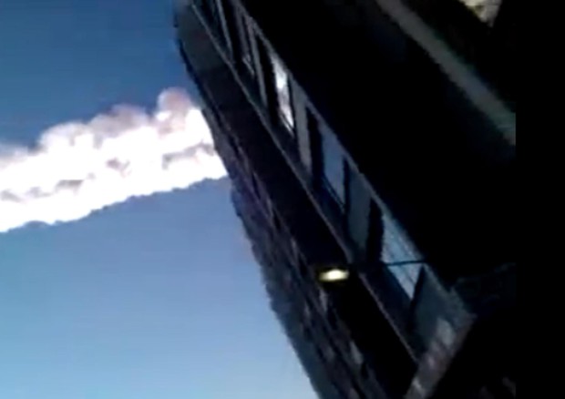 In un fermo immagine tratto da Youtube la pioggia di meteoriti sugli Urali © ANSA