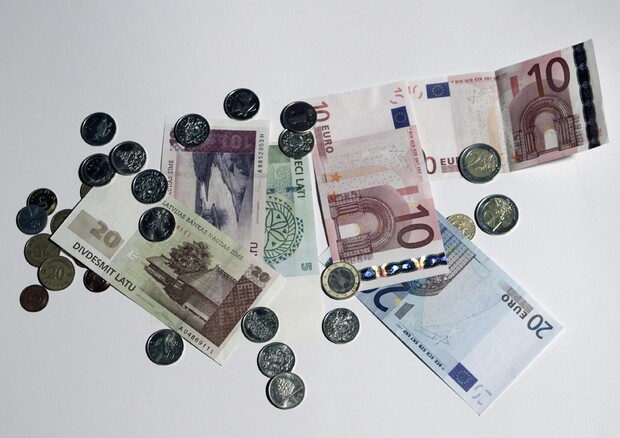 Monete e banconote della Lettonia e dell'eurozona. © EPA
