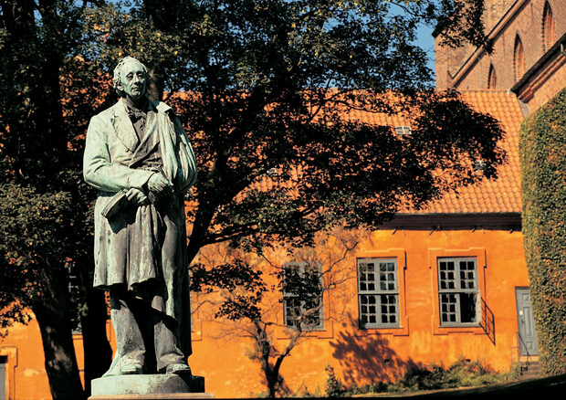 La statua del celebre favolista Hans Christian Andersen © Ansa