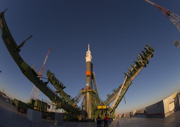 La Soyuz è pronta sulla rampa di lancio nella base russa di Baikonur (fonte: Samantha Cristoforetti, ESA) © Ansa