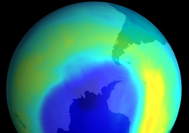 Il buco nello strato di ozono sopra l'Antartide nel 2014 (fonte: Nasa) © Ansa