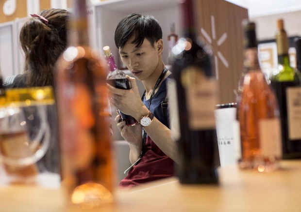 Cina occasione e minaccia per vino italiano, in 20 anni +407% vigneti © EPA