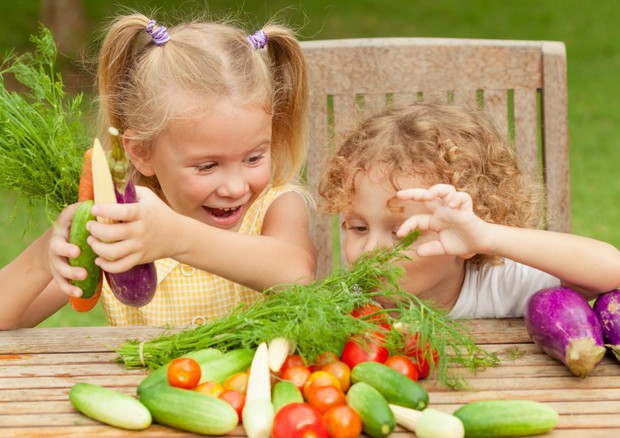 Bambini e cibo sano © ANSA