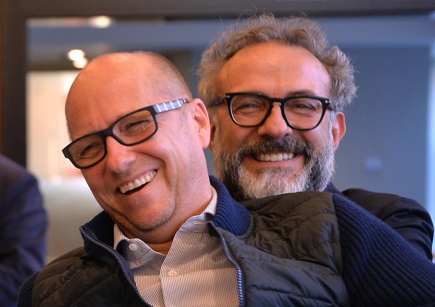 L'abbraccio tra Massimo Bottura e Heinz Beck (foto archivio) © ANSA