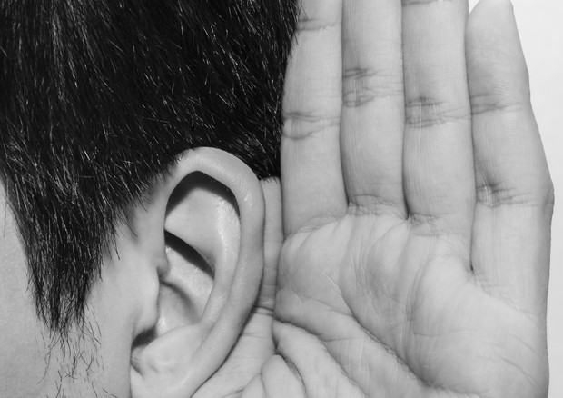 Gli apparecchi acustici aiutano l'udito e salvano la mente © Ansa