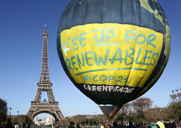 Mongolfiera di Greenpeace vicino la torre Eiffel © Ansa