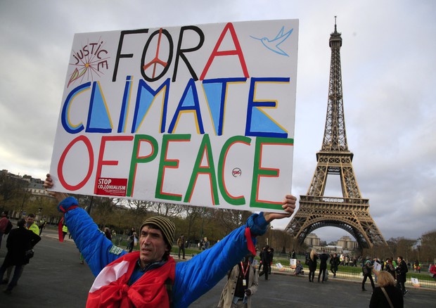 UN manifestante alla COP21 a Parigi in una foto d'archivio © AP