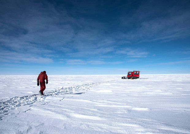 Un ricercatore in Antartide (fonte: ESA/IPEV/PNRA–B. Healey) © Ansa