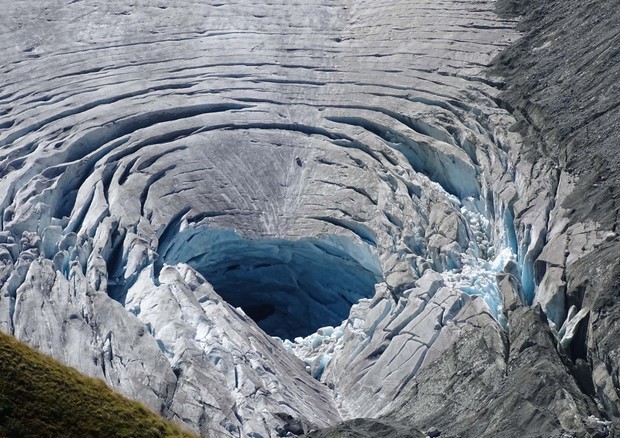 Caldo, immenso buco comparso su ghiacciaio alpino © ANSA
