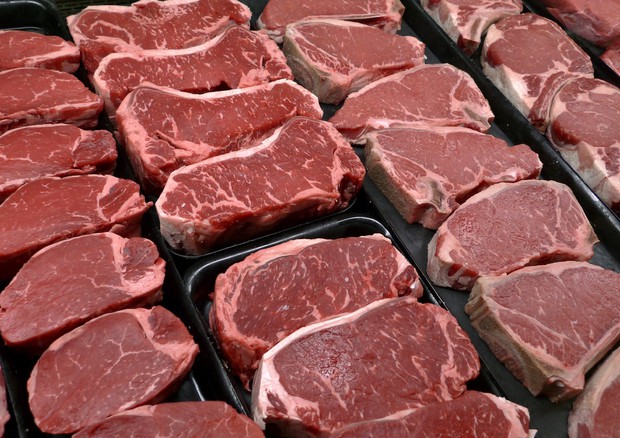 Osservatorio consumi, meno carne ma di qualità, maiale al top © AP