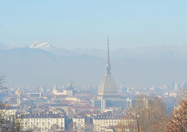 veduta di Torino in un giorno di smog © ANSA