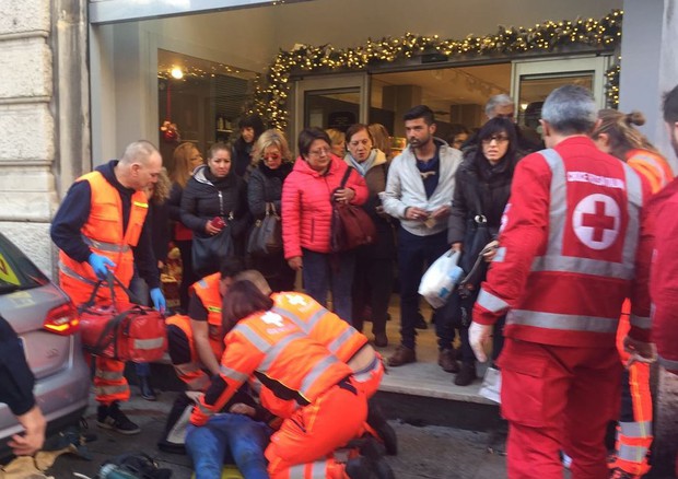 Le immagini di un incidente in centro a Genova. Incidenti stradali,100 psicologi in aiuto vittime e famiglie © ANSA