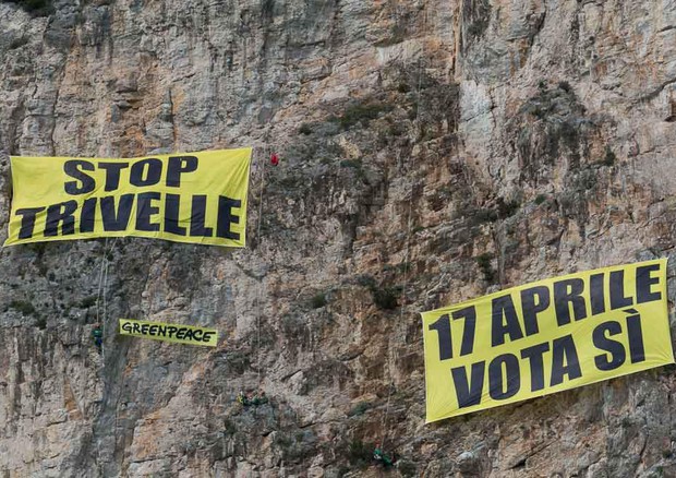 Trivelle: Greenpeace in azione sulla Montagna Spaccata, 'il 17 aprile vota si'' © ANSA