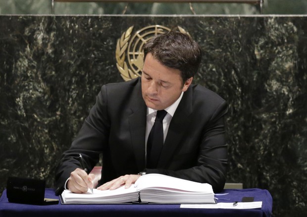 Renzi all'Onu firma l'accordo di Parigi sul clima © AP