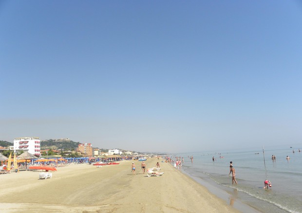 Una veduta della spiaggia e del mare di Silvi Marina (Te) © ANSA 