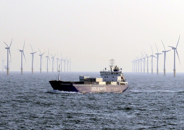 Continua a far discutere l'impatto dell'eolico offshore su altre attività © ANSA