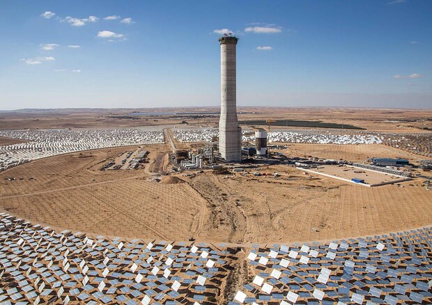 Centrale solare a concentrazione di Ashalim in Israele © ANSA