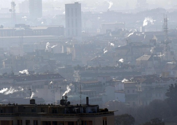 Milano avvolta nello smog © ANSA