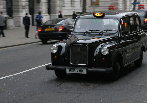 Un taxi di Londra 'black cab' ibrido © ANSA