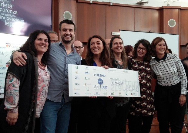 Il gruppo di ricercatori del progetto HoMoLoG, che si è aggiudicato il primo premio (fonte: Start Cup Lazio 2017) © Ansa