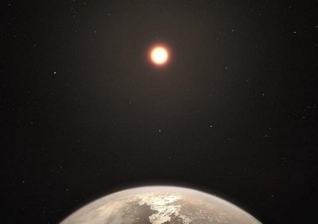 Rappresentazione artistica del pianeta Ross 128 b, con la stella madre sullo sfondo (fonte: ESO/M. Kornmesser)  © Ansa