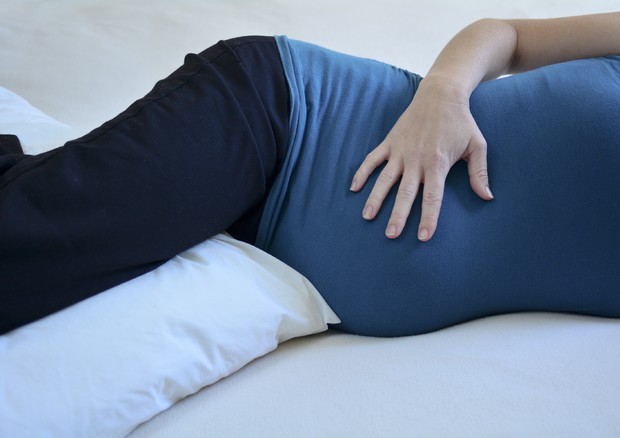 Dormire sul fianco a fine gravidanza dimezza i rischi per il