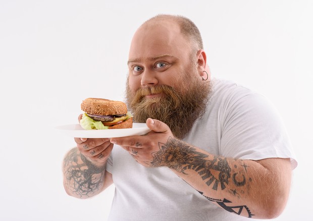 Gli uomini che mangiano da soli più a rischio di obesità © Ansa