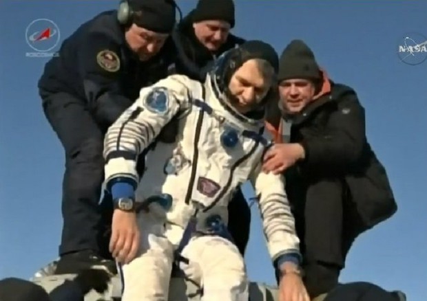 Paolo Nespoli è stato il secondo a uscire dalla Soyuz (fonte: ESA, NASA) © Ansa